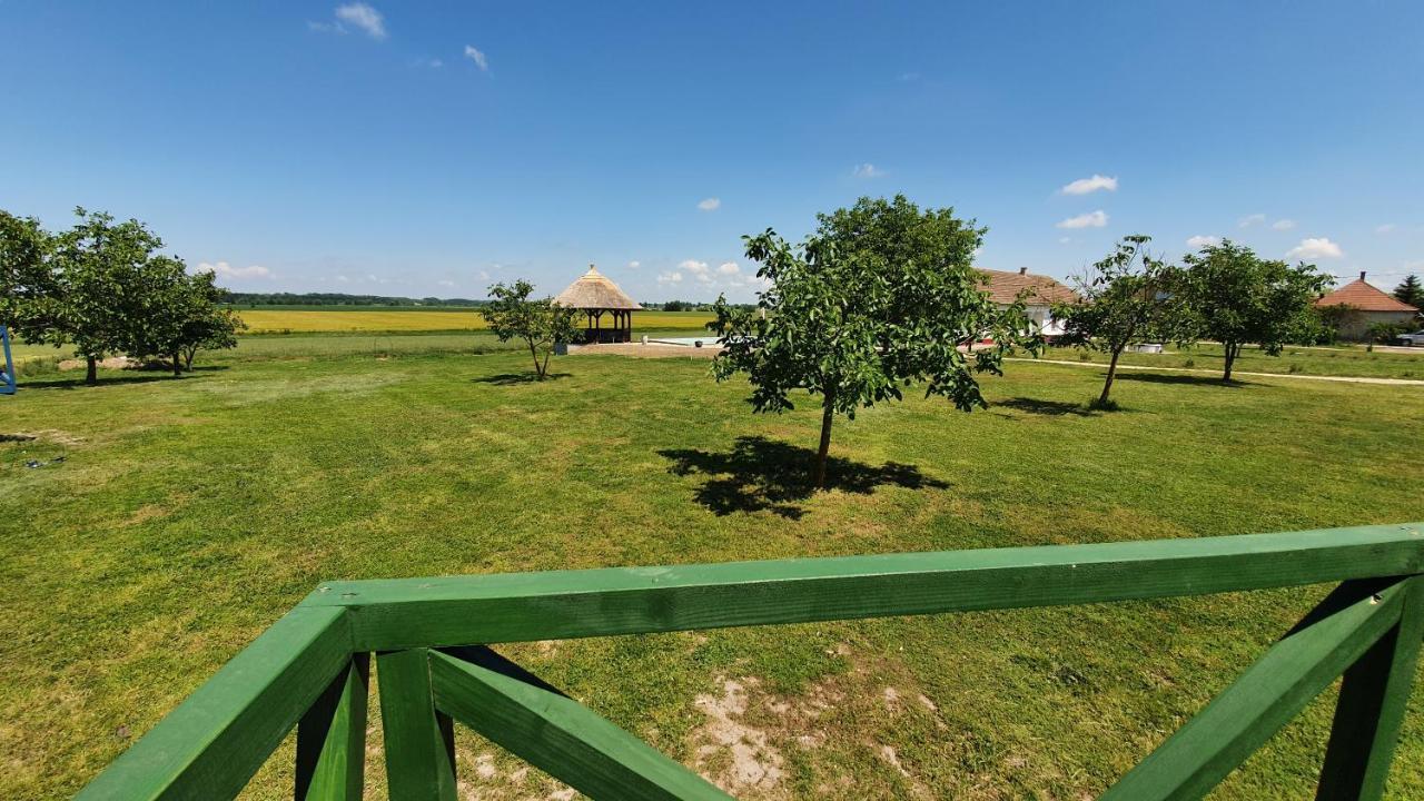 Tisza White House Bed & Breakfast Tiszaszolos Exterior photo
