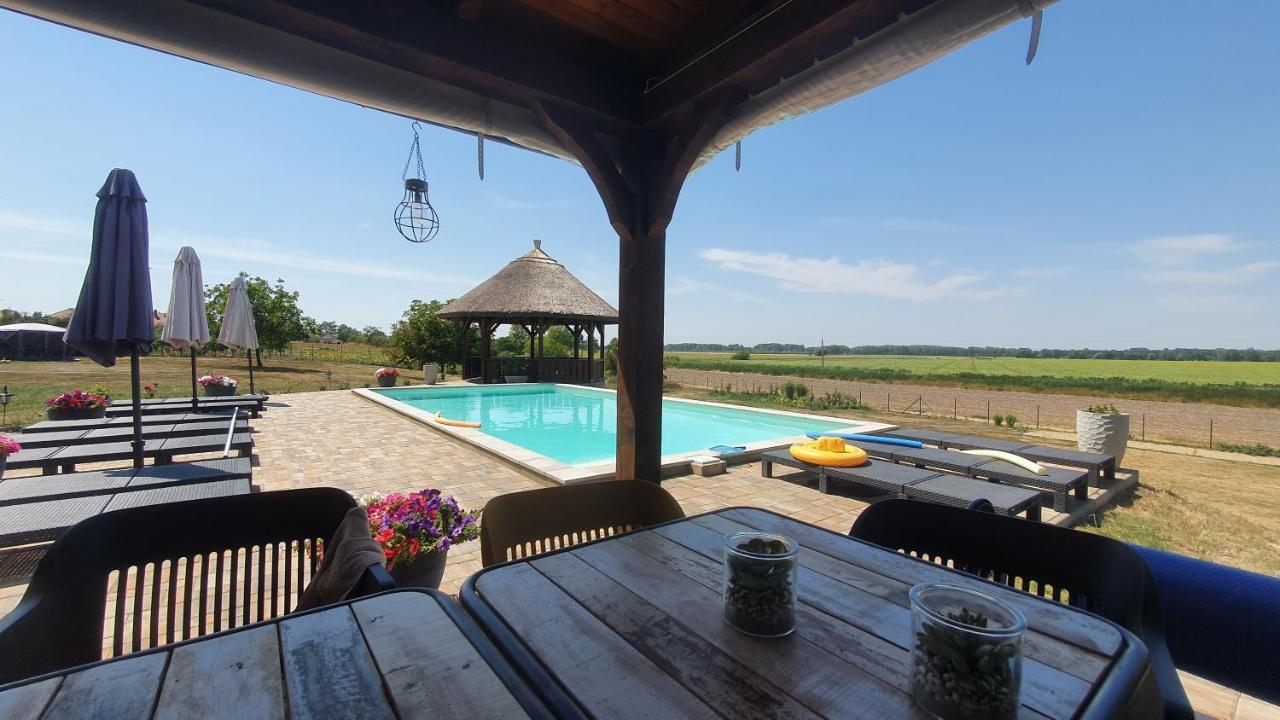 Tisza White House Bed & Breakfast Tiszaszolos Exterior photo