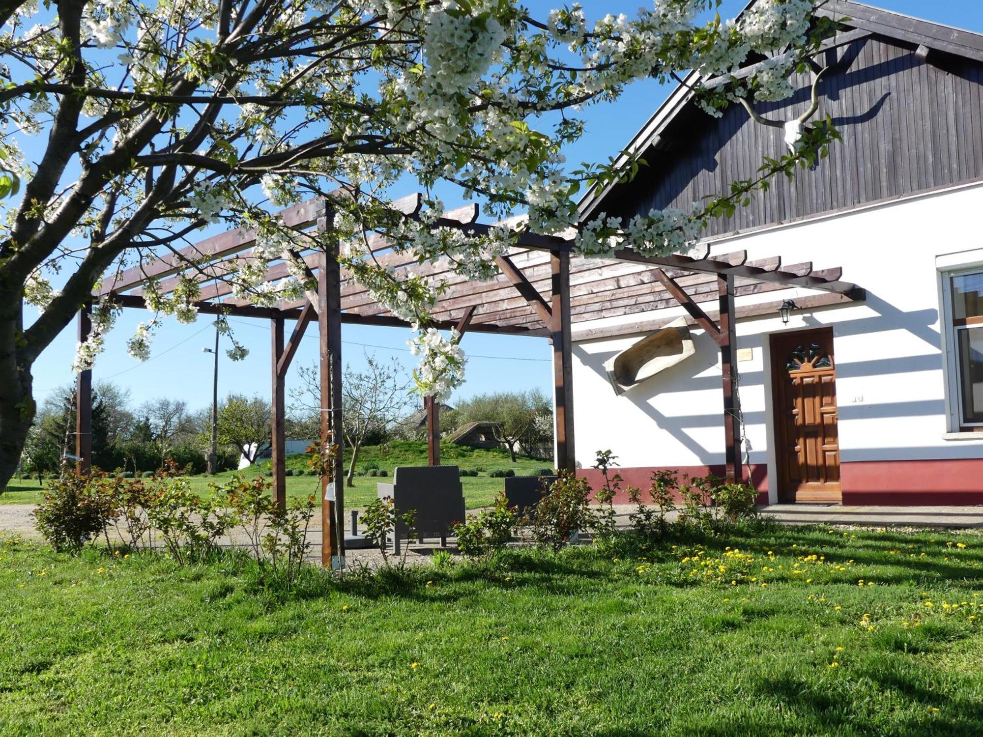 Tisza White House Bed & Breakfast Tiszaszolos Exterior photo